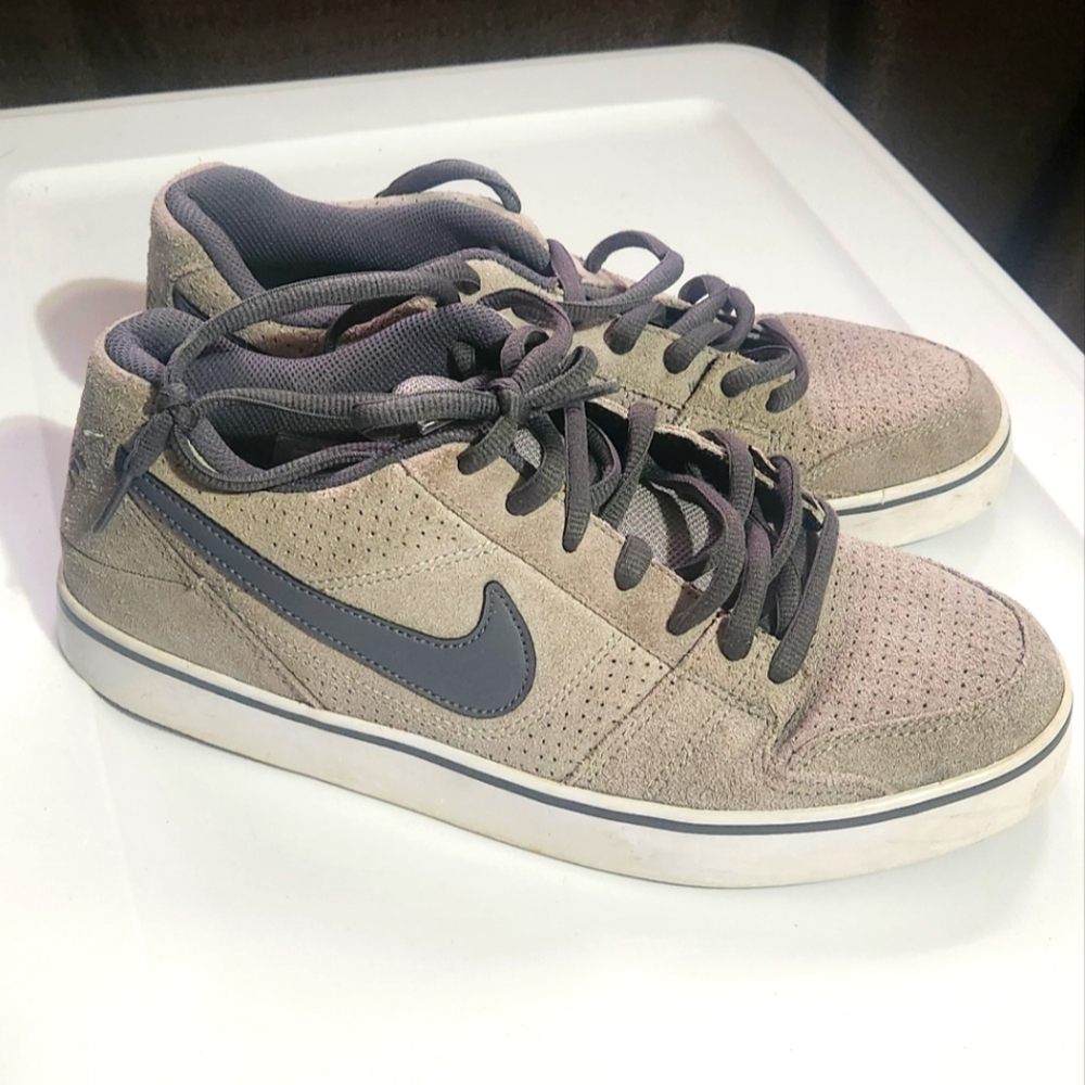 Nike men's gray suede sneakers size 9